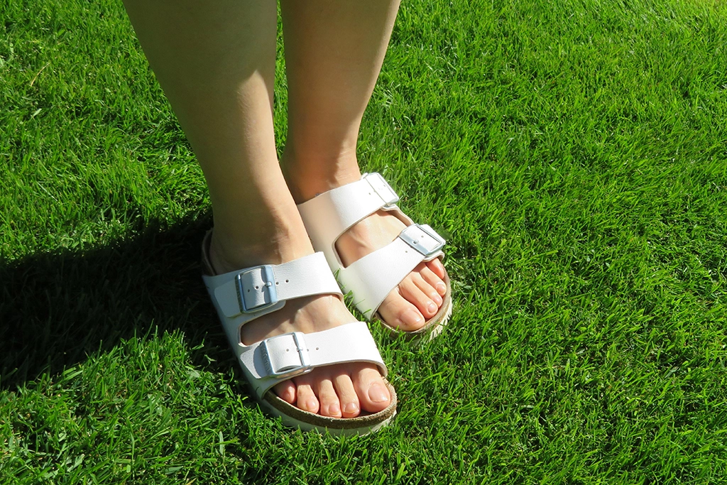 How to Choose Sandals for Flat Feet?